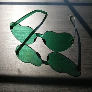 Green Heart-shaped Sunglasses frameless sturdy plastic, metal hinges